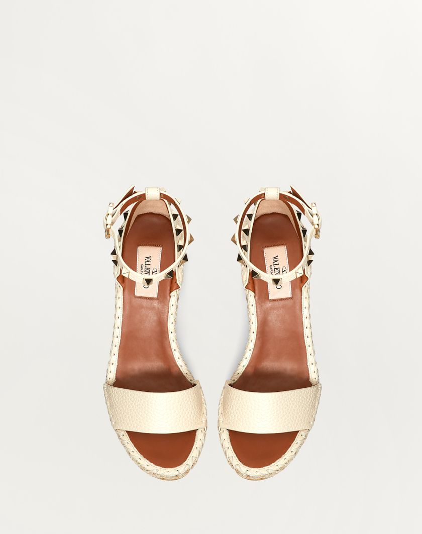 DOUBLE ROCKSTUD GRAINY CALFSKIN WEDGE SANDAL 105 MM - Image 4